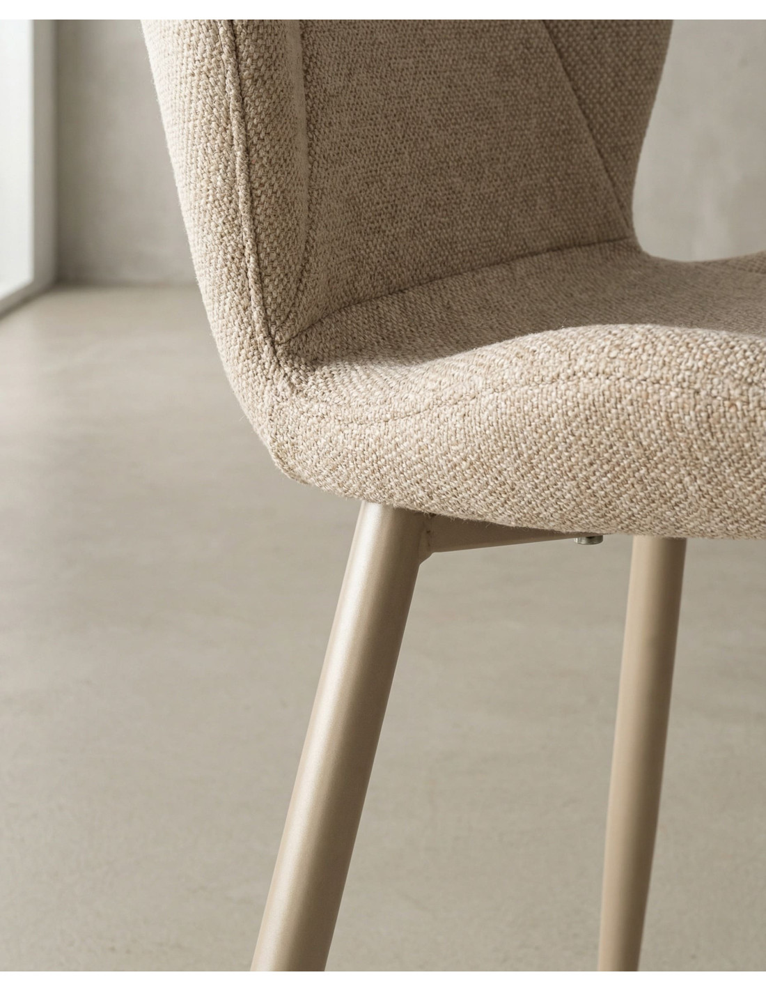 Pack 4 sillas de comedor tapizadas LUREN beige detalle