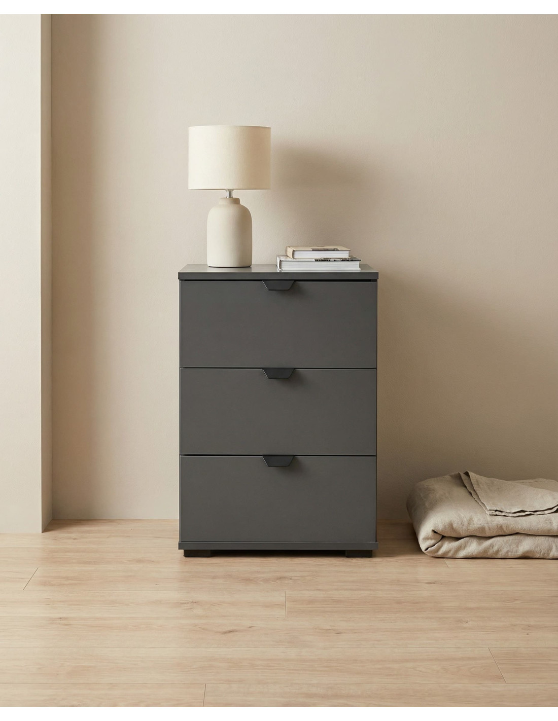 Mesita 3 cajones ZAREL gris grafito ambiente