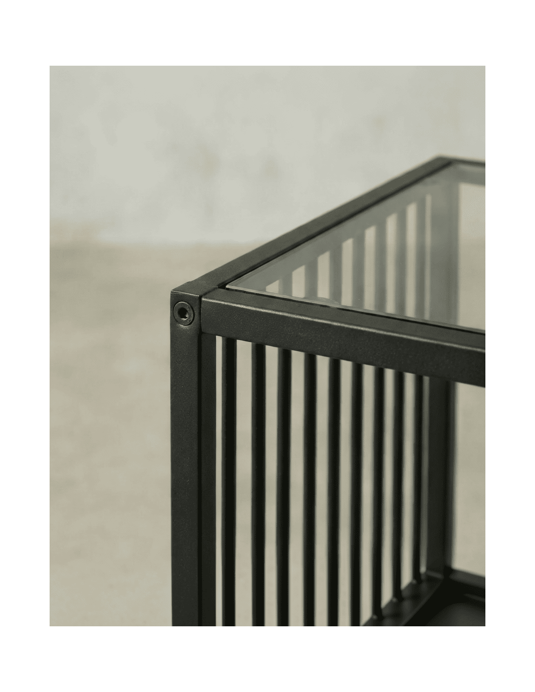 Mesa auxiliar metálica cuadrada BEXAR detalle cristal