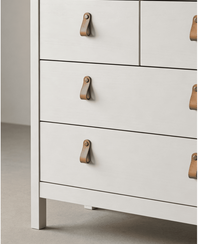 Cómoda 5 cajones BERGEN cashmere detalle