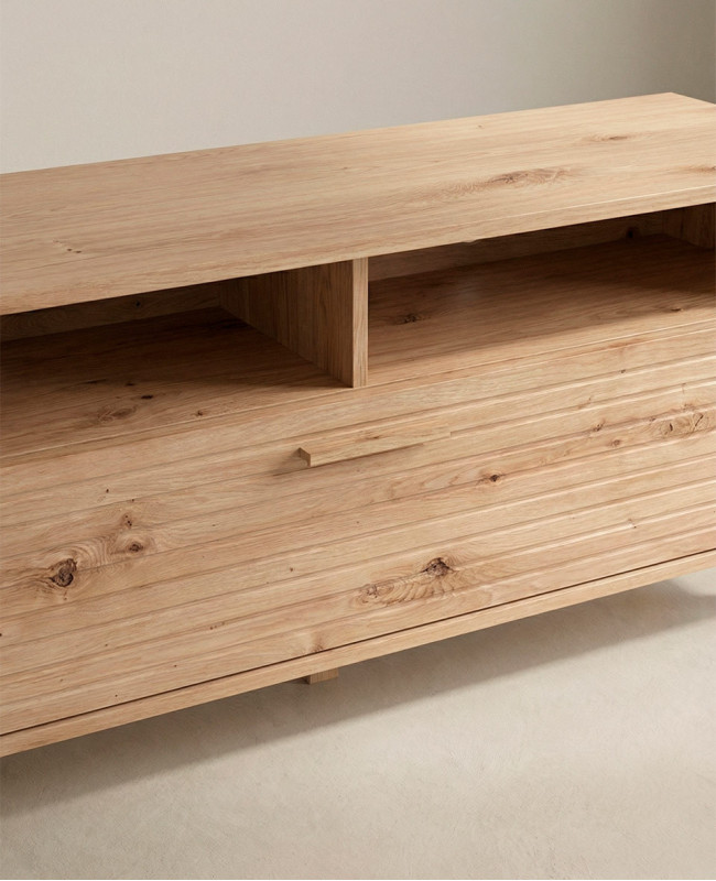 Mesa TV con patas KAREL en roble detalle del acabado