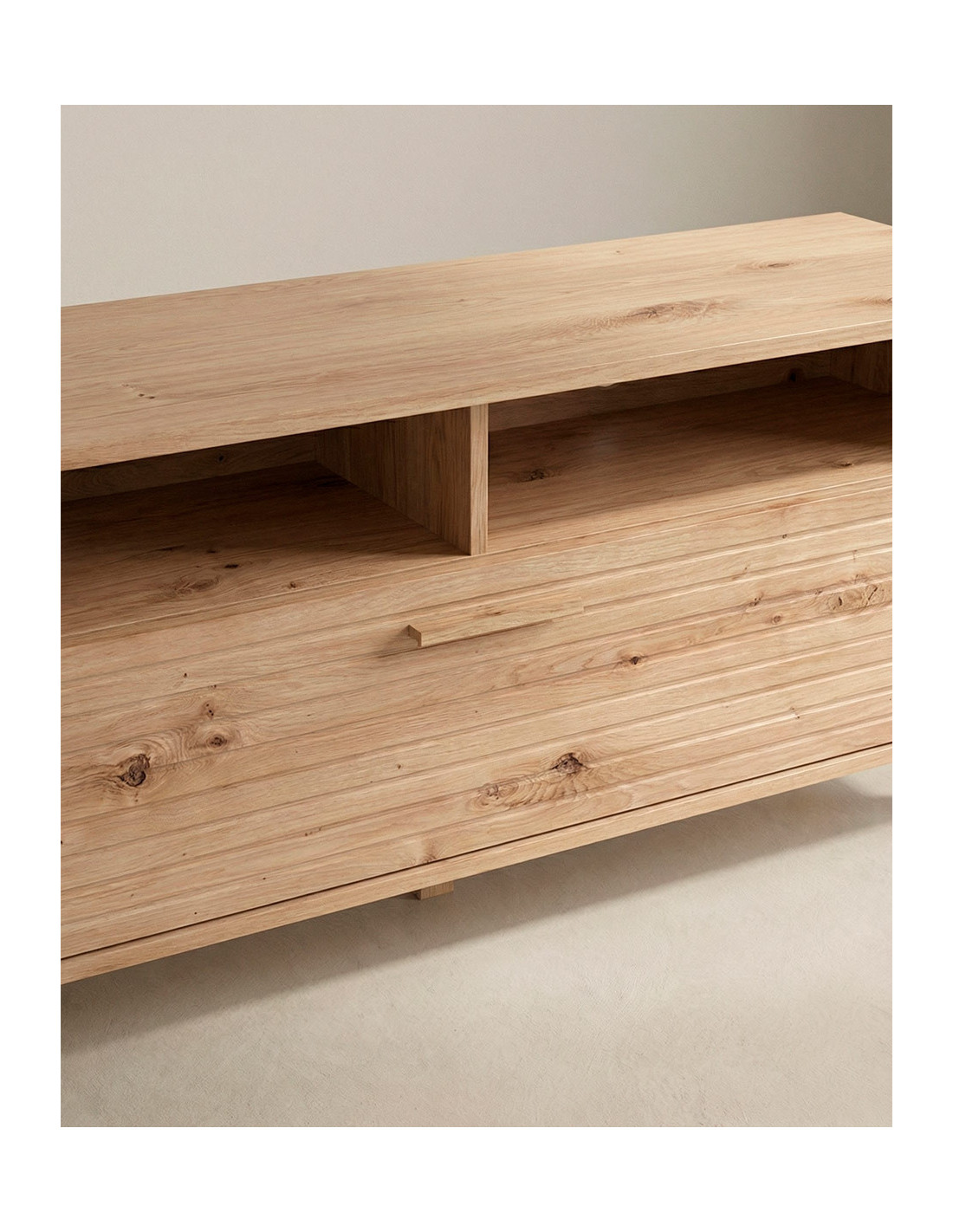 Mesa TV con patas KAREL en roble detalle del acabado