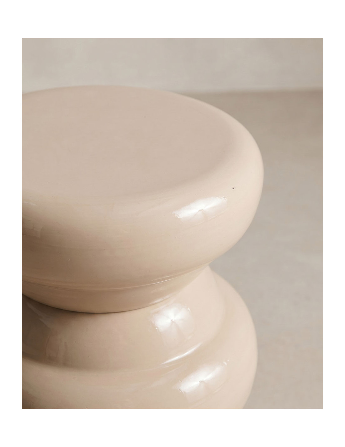Mesa auxiliar beige YOKO-detalle
